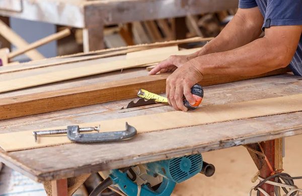 Carpinteiro uso serra madeira cortada formake novo mobiliário — Fotografia de Stock