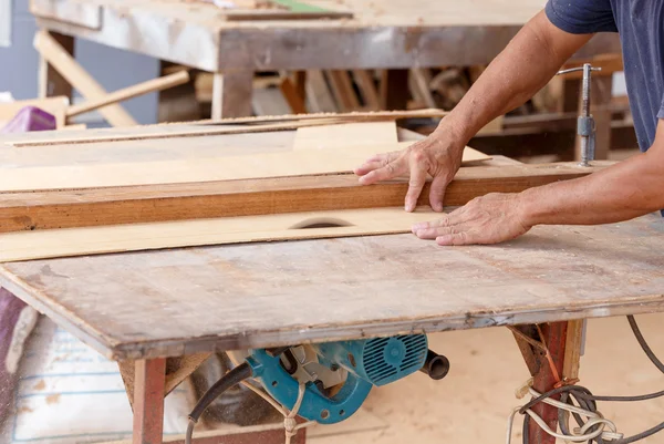 Carpinteiro uso serra madeira cortada formake novo mobiliário — Fotografia de Stock