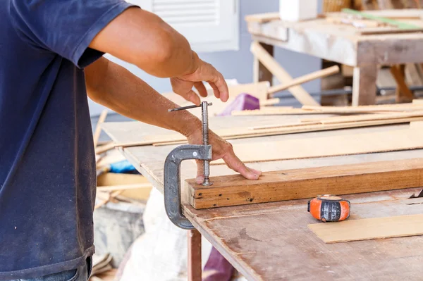 Timmerman gebruik zag gesneden houten formake nieuwe meubels — Stockfoto