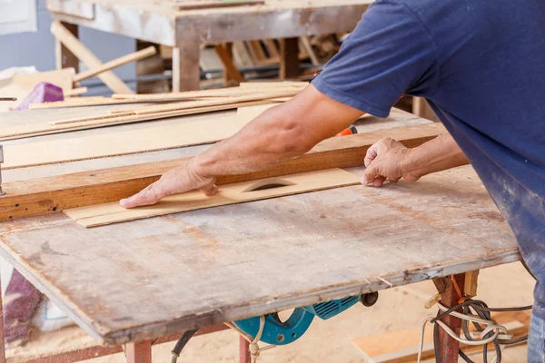 Carpinteiro uso serra madeira cortada formake novo mobiliário — Fotografia de Stock