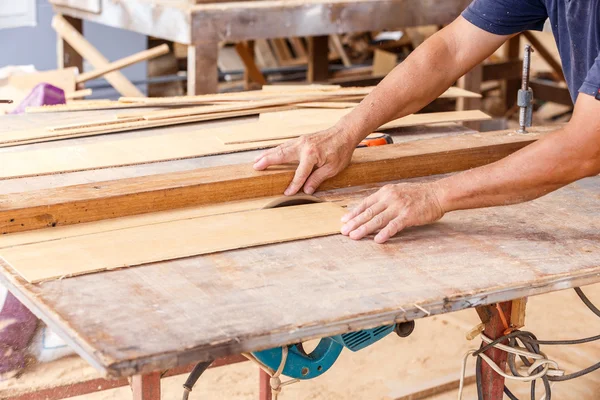 Timmerman gebruik zag gesneden houten formake nieuwe meubels — Stockfoto