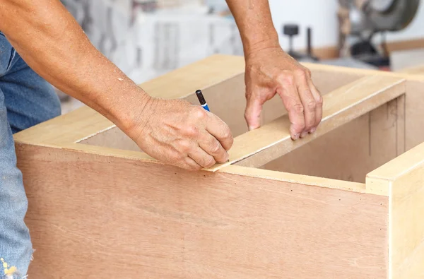 Carpenter make new furniture for house — Stock Photo, Image