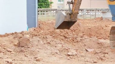 ev yapımı için çalışan iş makinesi