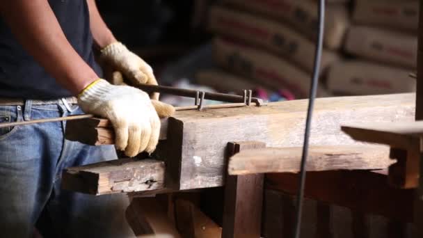 Un uomo che piega l'acciaio per lavori di costruzione — Video Stock