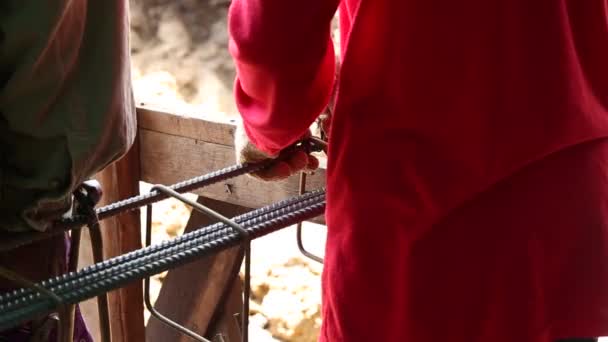 Worker bending steel for construction job — Stock Video