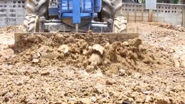 Tractor trabajando en obra — Vídeos de Stock