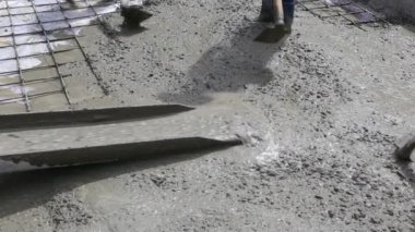 Sıvacı beton alt kat iş başında