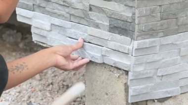 işçi yüklemek taş duvar yüzeyi