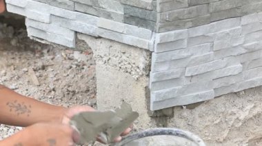 işçi yüklemek taş duvar yüzeyi