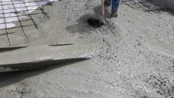 Sıvacı beton alt kat iş başında — Stok video