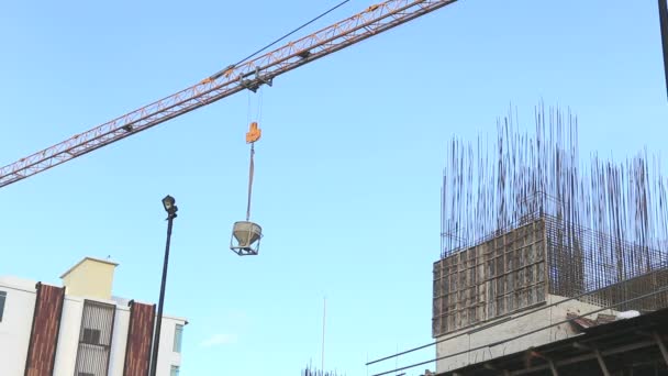 Guindaste trabalhando no canteiro de obras — Vídeo de Stock