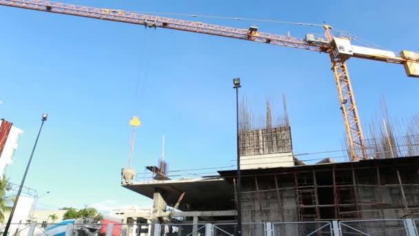 Guindaste trabalhando no canteiro de obras — Vídeo de Stock