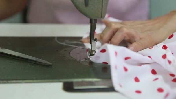 Máquina de coser de control obrero en fábrica — Vídeo de stock
