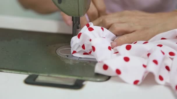 Máquina de coser de control obrero en fábrica — Vídeo de stock