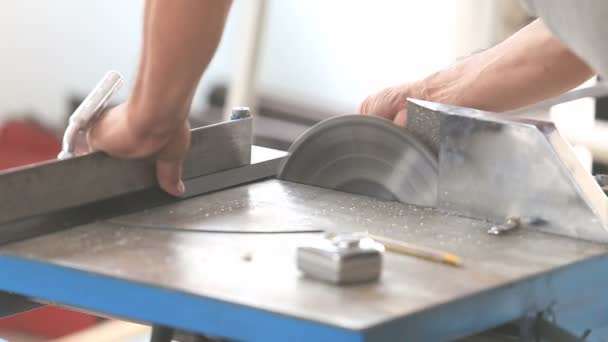 Worker cutting aluminum for house building — Stock Video