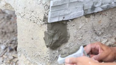 işçi yüklemek taş duvar yüzeyi