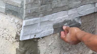 işçi yüklemek taş duvar yüzeyi
