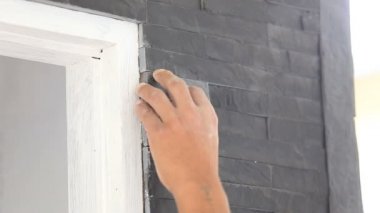 işçi yüklemek taş duvar yüzeyi