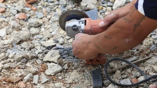 Arbeiter installieren Steinmauer — Stockvideo