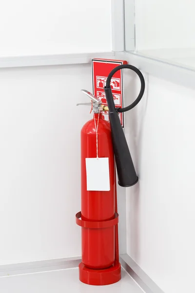 Feuerlöscher an der weißen Wand — Stockfoto