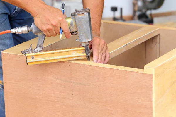 Timmerman gebruikt lucht-pistool voor maken nieuwe meubels — Stockfoto
