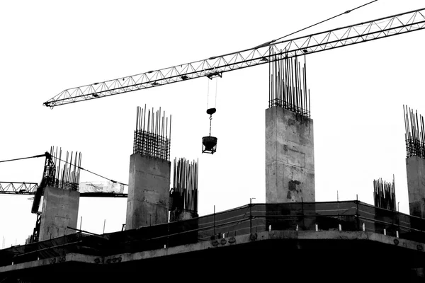 Site de construction avec grues sur fond de silhouette — Photo