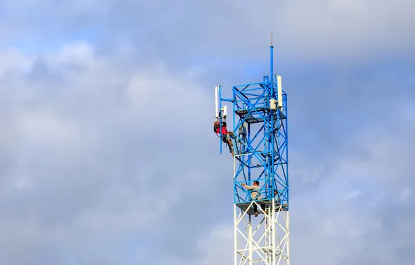 Trabalhador que trabalha na torre de comunicação — Fotografia de Stock