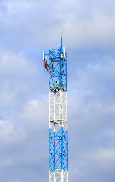 Trabalhador que trabalha na torre de comunicação — Fotografia de Stock