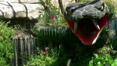 bir yılanla düşüyor