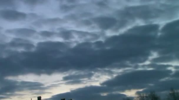 Wolken schweben am Himmel — Stockvideo