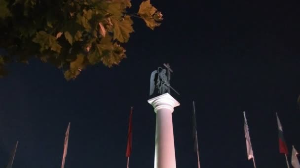 Monument voor Aartsengel Michaël — Stockvideo