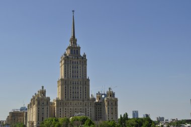 Moskova Nehri üzerinde bir köprü ile Sovyet dönemi yapısı