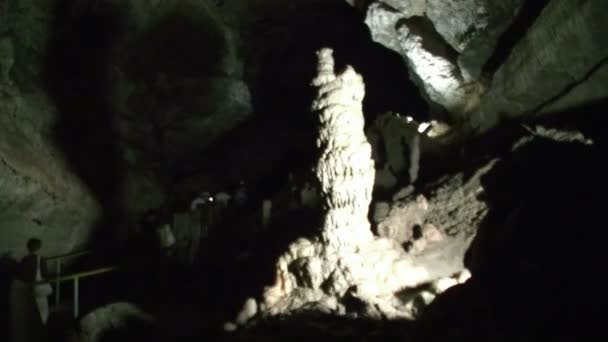 Athos cave stalagmit — Stockvideo