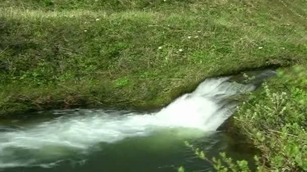 Wasserfall auf dem Fluss — Stockvideo