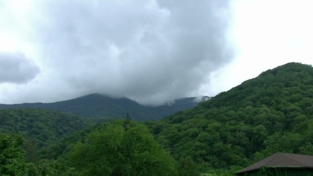 Wolke über dem Berg — Stockvideo