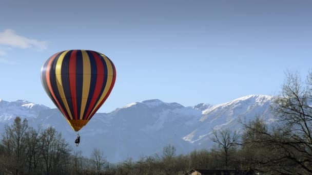 Heißluftballon im Flug über Berge — Stockvideo