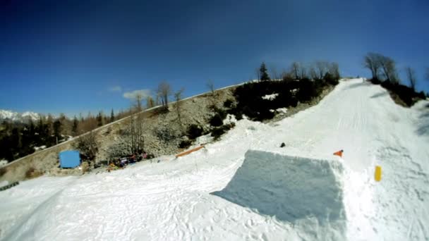 Saltar en snowboard — Vídeo de stock