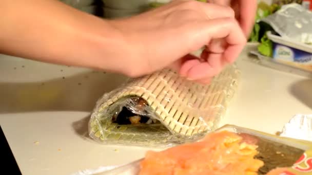 Menyiapkan maki untuk sushi — Stok Video