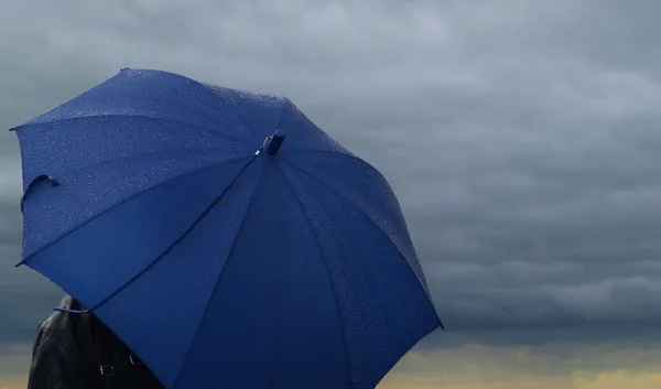 Ombrello bagnato blu per tenerti asciutto — Foto Stock