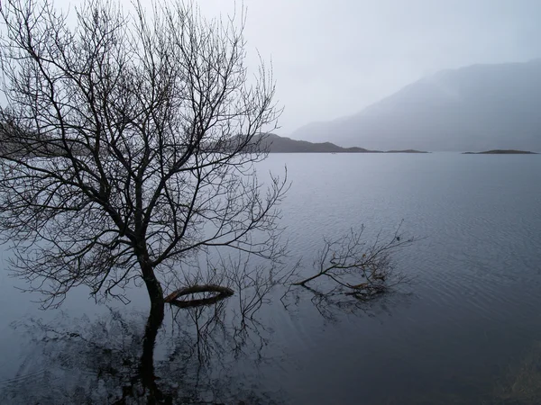 Un loch dans les Highlands écossais — Photo