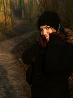 güzel kız ormanda yürüyüş sırasında bir sonbahar sabahı