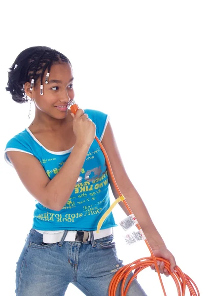 Ung flicka att sätta powercable i näsan — Stockfoto
