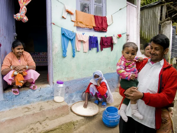 Família orgulhosa em Darjeeling, Índia — Fotografia de Stock
