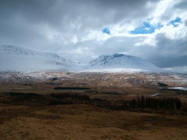 İskoç dağlık kış manzarası