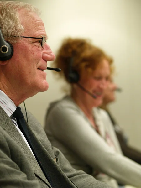 Telemarketing çalışanlar ile kulaklıklar üzerinde