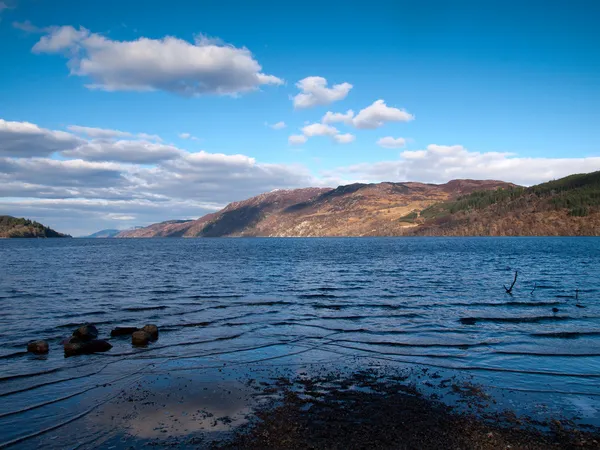 Widok na słynne jezioro loch ness — Zdjęcie stockowe