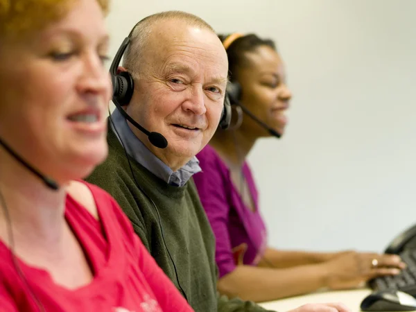 Telemarketing çalışanlar ile kulaklıklar üzerinde