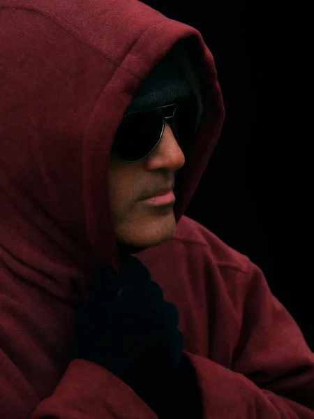 Ein attraktiver Mann mit Kapuzenpulli und Sonnenbrille — Stockfoto