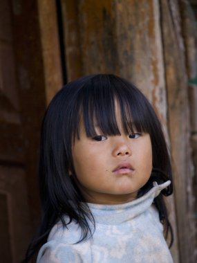 Genç yoksul Bhutan kız onun kulübenin ayakta