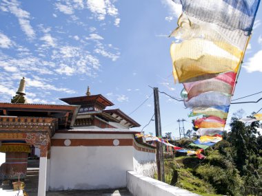 renkli prayerflags ile Bhutan Tapınağı